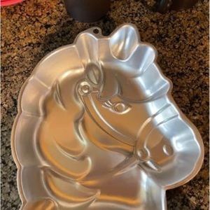 Wilton unicorn cake pan used once. Unicorn bowl and plate never used